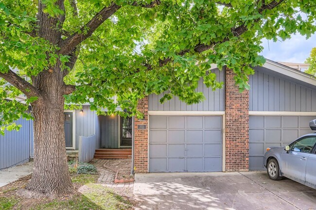 Building Photo - Cozy 4B/2B Unit With Views In East Boulder...