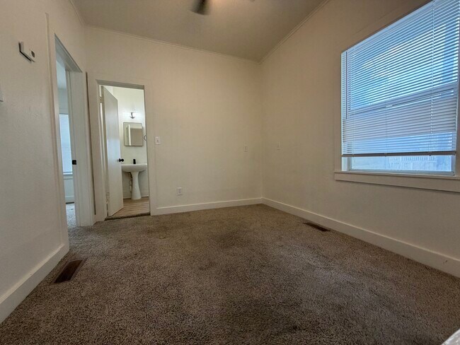 Building Photo - 715 Asp Ave