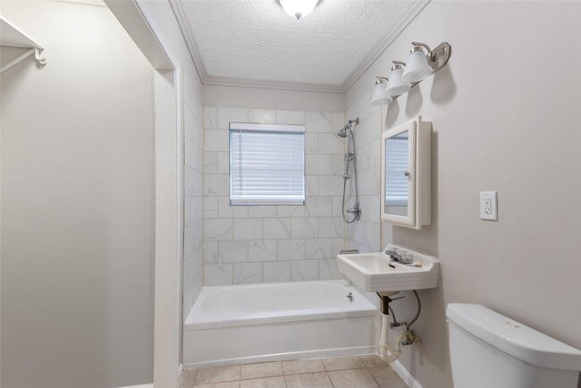 Building Photo - 3734 Daphne St