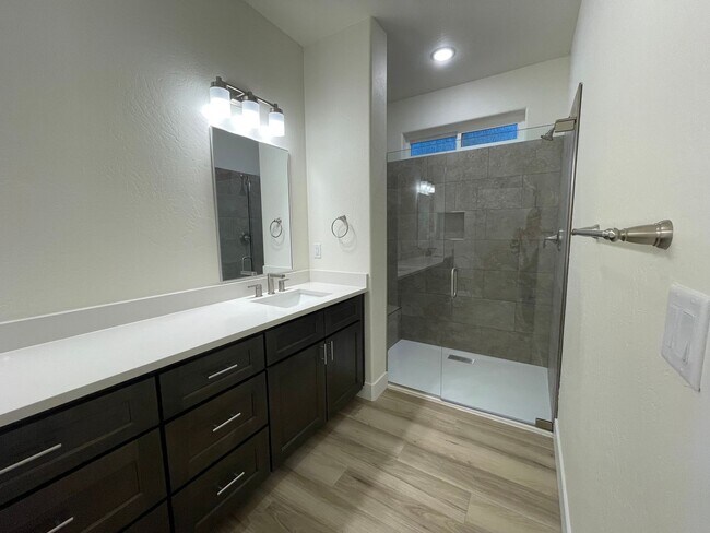 Building Photo - 410 4th St