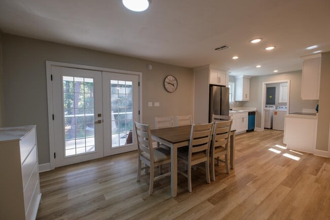 Building Photo - 1501 Sharon Rd