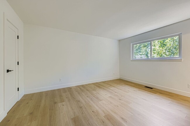 Building Photo - Recently Remodeled 4BD, 3BA Louisville Home