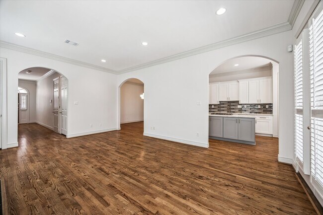 Building Photo - 1811 Devonshire Crescent