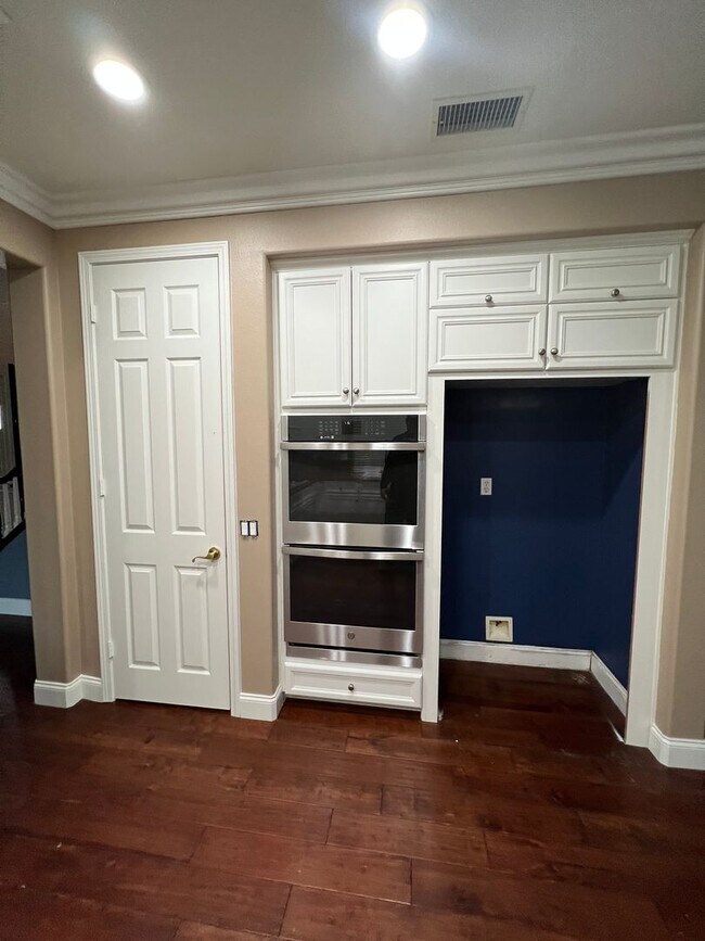 Building Photo - $1,000 Off First month's Rent - Lovely hom...