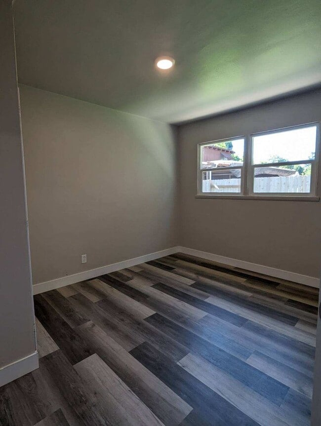 Building Photo - 2-bedroom 1-bathroom duplex