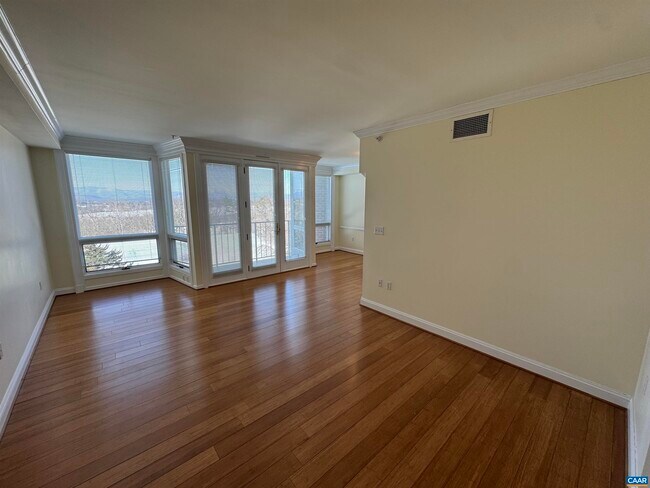 Building Photo - 500 Crestwood Dr