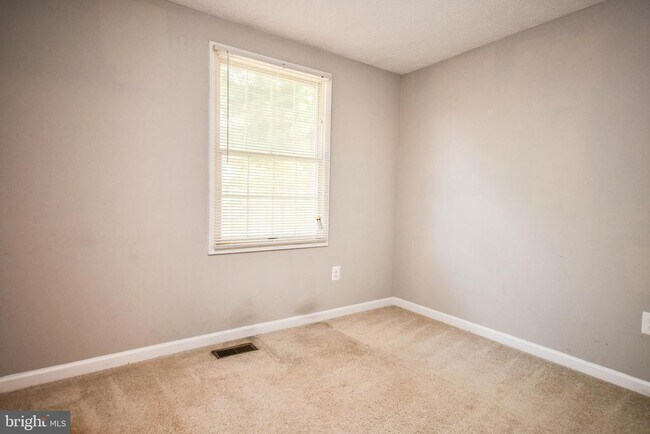 Building Photo - 27 Cross Country Ct