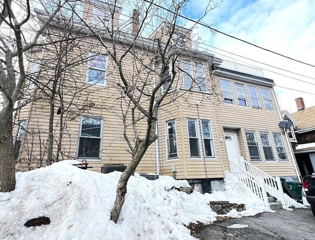 Building Photo - 31 Ridgeway St