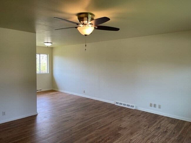 Building Photo - 507 W Kirby Ave