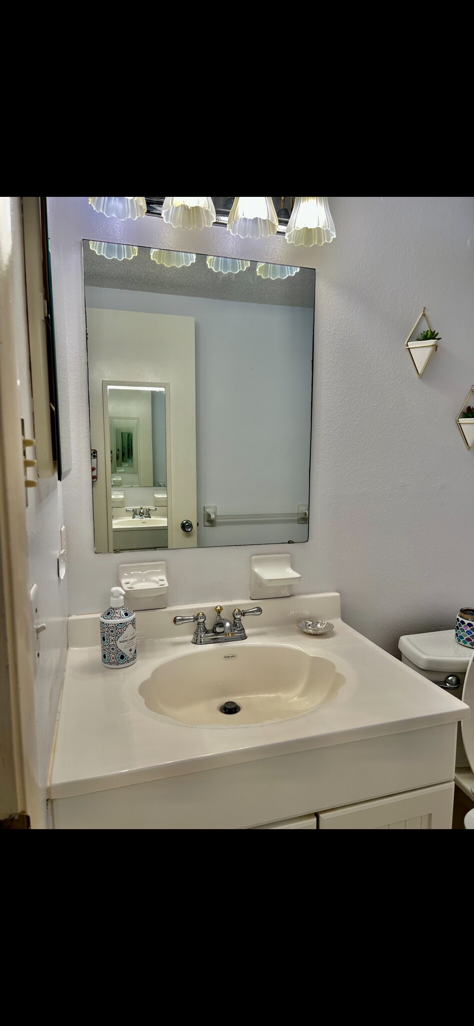 Building Photo - 2337 Hama Dr