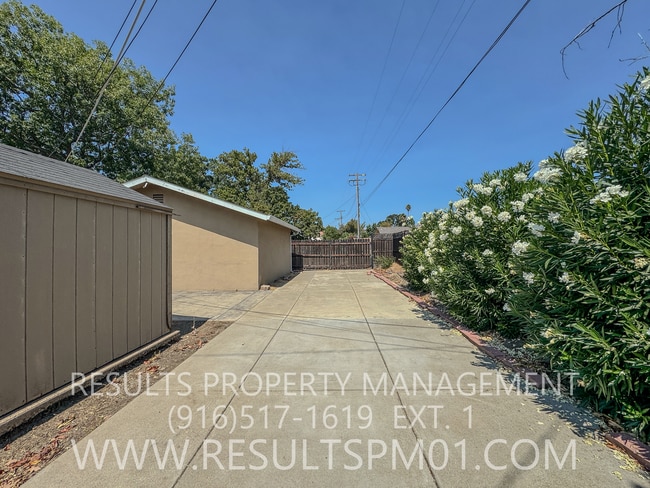Building Photo - Charming Roseville Corner-Lot Home with RV...