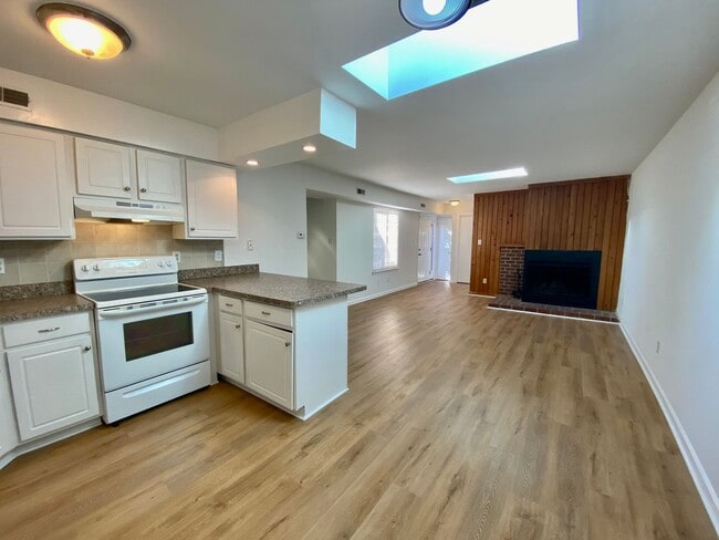 Building Photo - Spacious Condo One Mile to the Beach! One Living Level - Pet Friendly - Private Patio - Ready 05-...