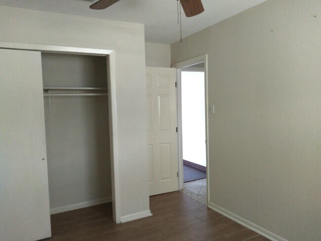 Building Photo - 1104 N Bedell Ave