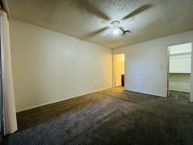 Building Photo - Charming 2-Bedroom, 2-Bathroom Condo for Rent in Maryvale!