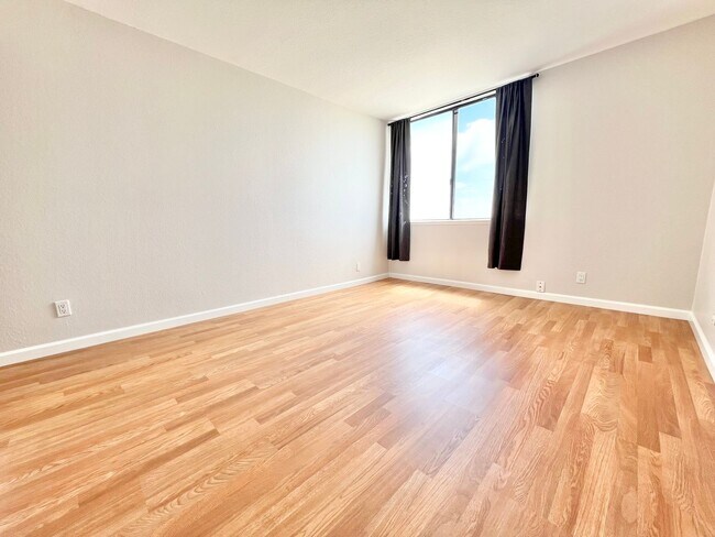 Building Photo - Oceanfront Top-Floor Condo – 1 Bed, 1 Bath...