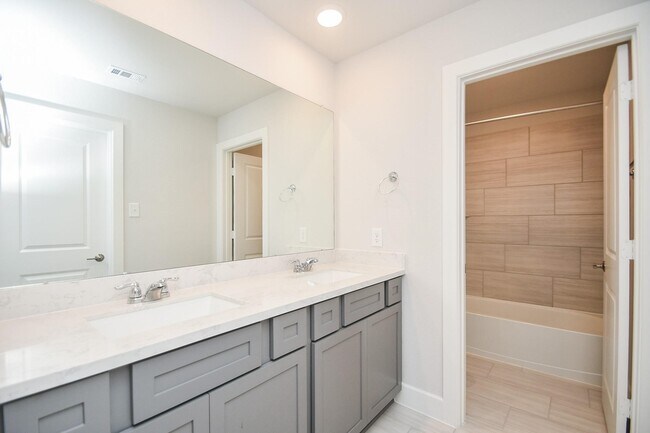 Building Photo - 9242 Dearborn Knoll Dr