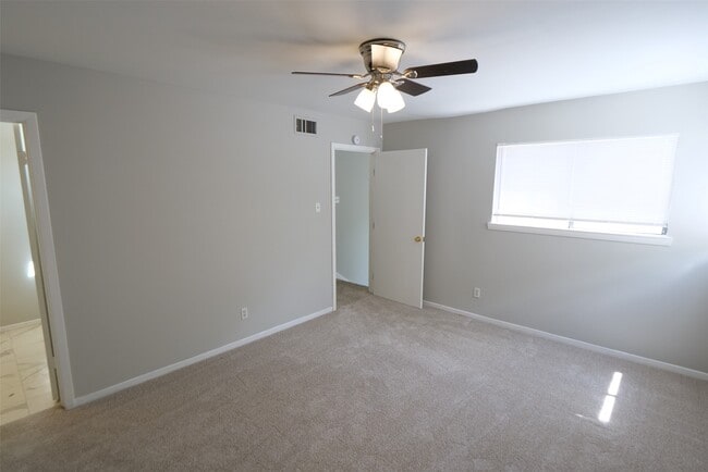 Building Photo - 9526 Val Verde St