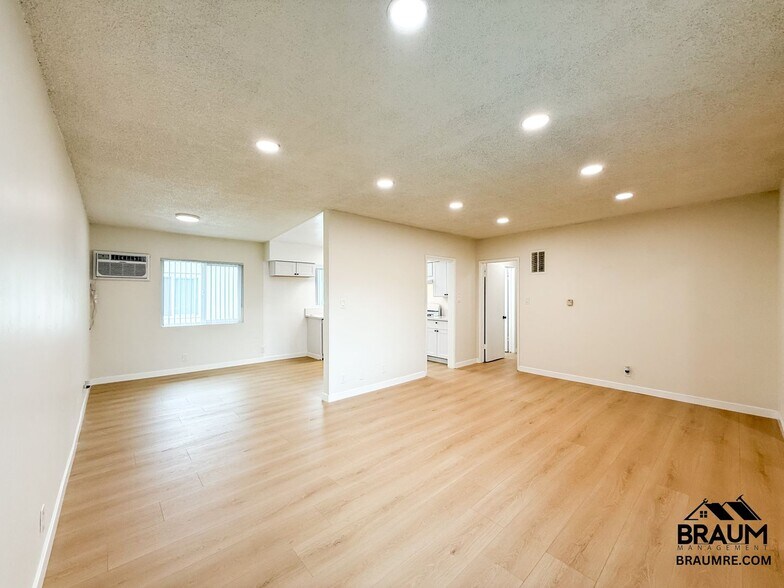 Building Photo - 13129 Oxnard St
