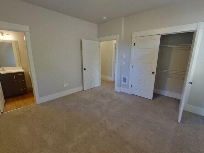 Building Photo - Lovely Remodeled 5 Bedroom Home