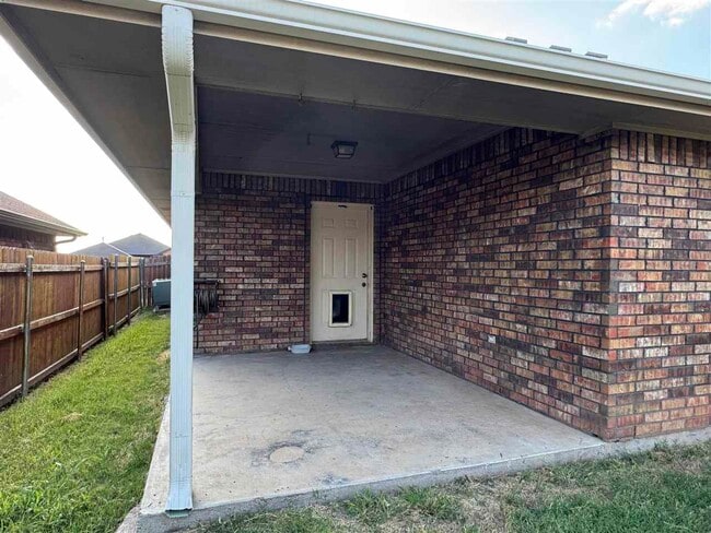 Building Photo - 2310 SW 45th St