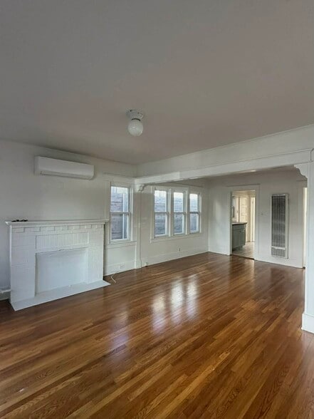 Living room - 1218 Myra Ave