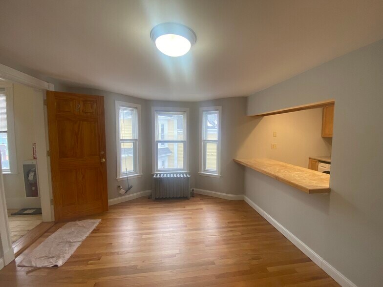 Building Photo - 114 Magazine St