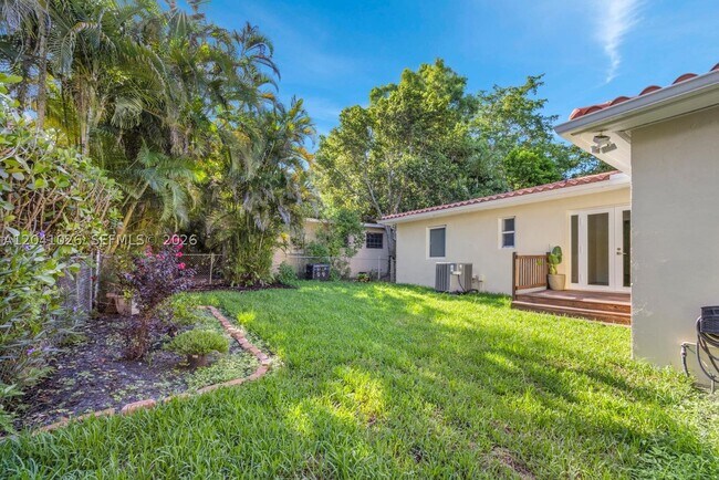 Building Photo - 829 Medina Ave