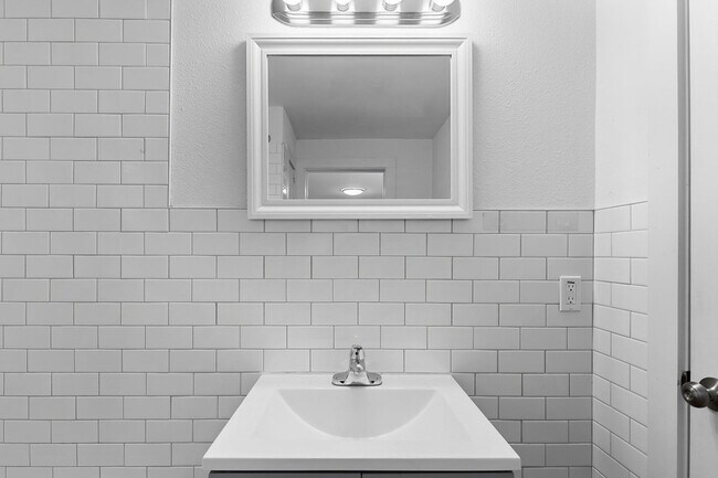 Building Photo - 204 Lessin Ln