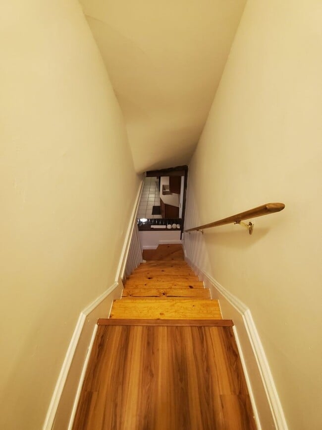 Building Photo - Spacious 3 Bedroom 1.5 Bath Brick Home