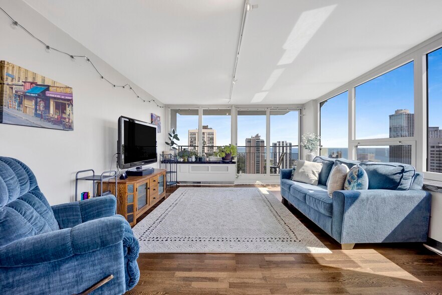 Unit Living room - 88 W Schiller St