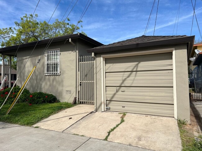 Building Photo - ONE BEDROOM APT W/ GARAGE!