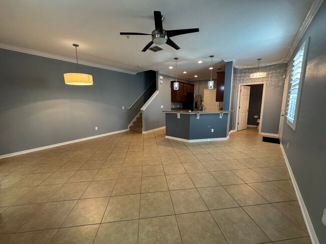 Building Photo - 3 BEDROOM. 2.5 BATHROOM TOWNHOME IN OVIEDO