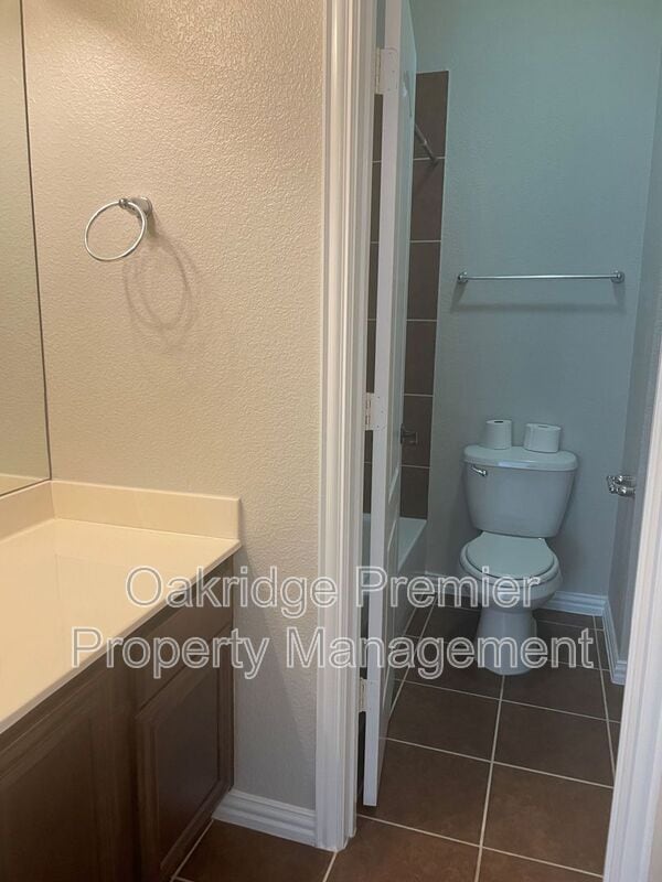 Building Photo - 811 Blue Quail Dr