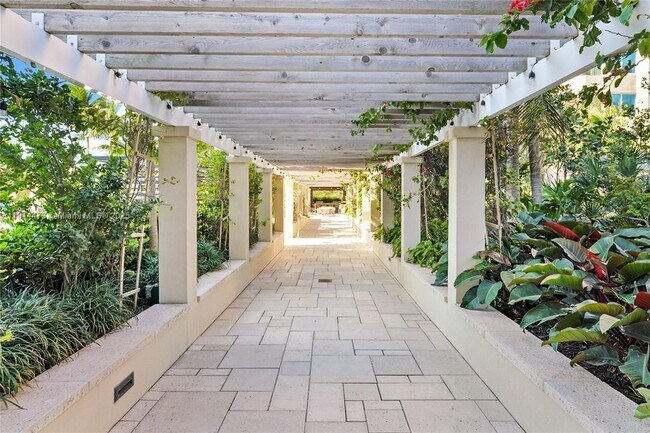 Building Photo - 300 South Pointe Dr