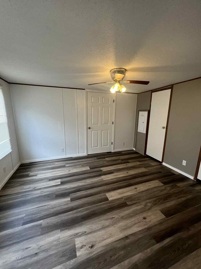 Building Photo - CUTE REMODLEDED 2 BEDROOM / 2 BATHROOM IN ...
