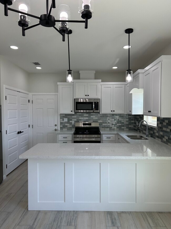 Building Photo - 1019 N Clarence Ave