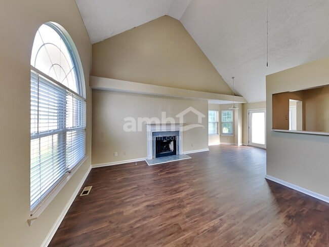 Building Photo - 620 Creekfront Dr