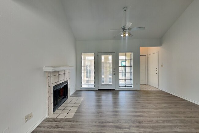 Building Photo - 3105 San Jacinto St