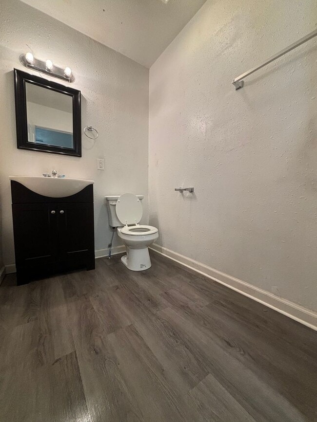 Building Photo - 3 bedroom 2 full bathroom home