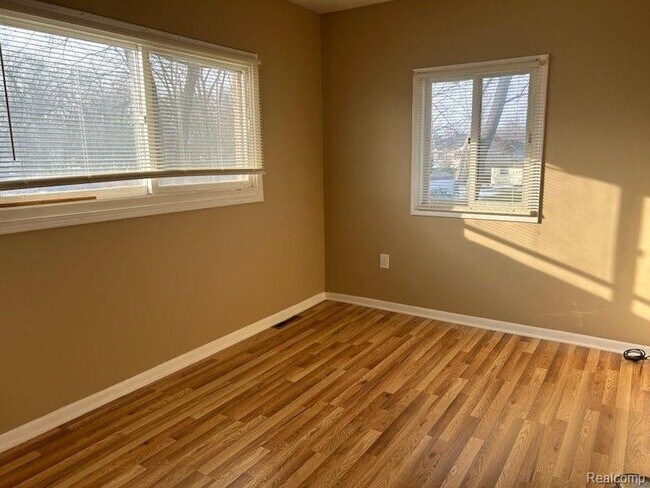 Building Photo - 832 Farnsworth Rd