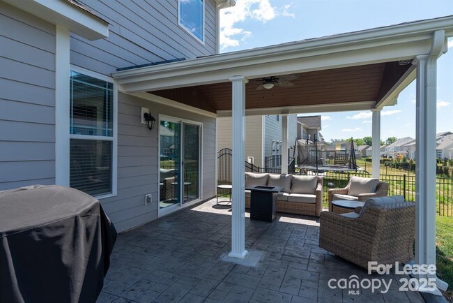 Building Photo - 2046 Saddlebred Dr