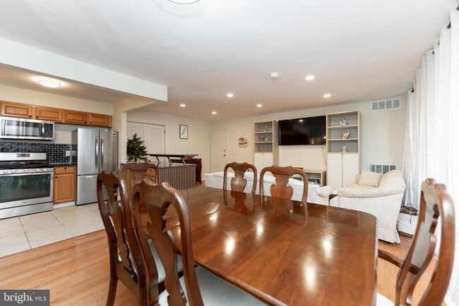 Building Photo - 1832 Metzerott Rd