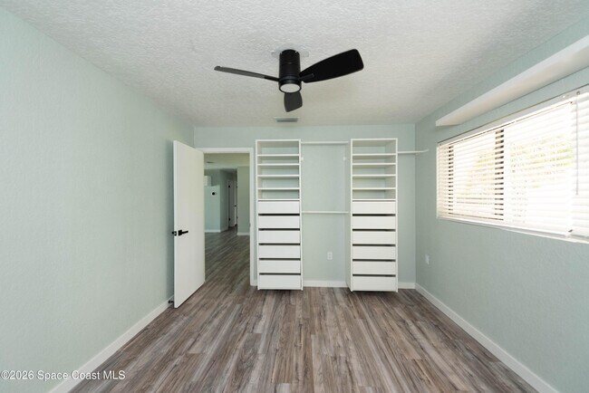 Building Photo - 347 S Lakeside Dr