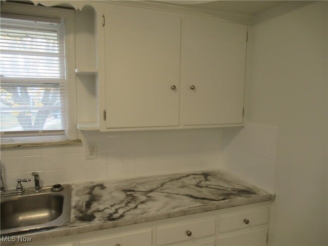 Building Photo - 285 Marion Dr