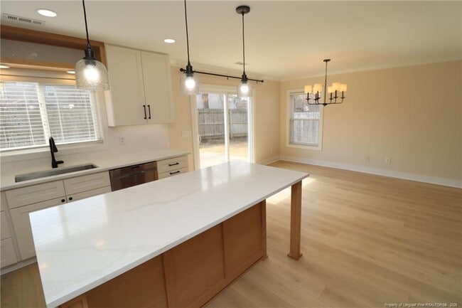 Building Photo - 240 Trayesan Dr