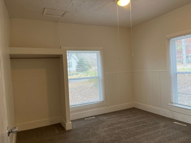 Building Photo - 2 BEDROOM HOUSE READY FOR YOU!