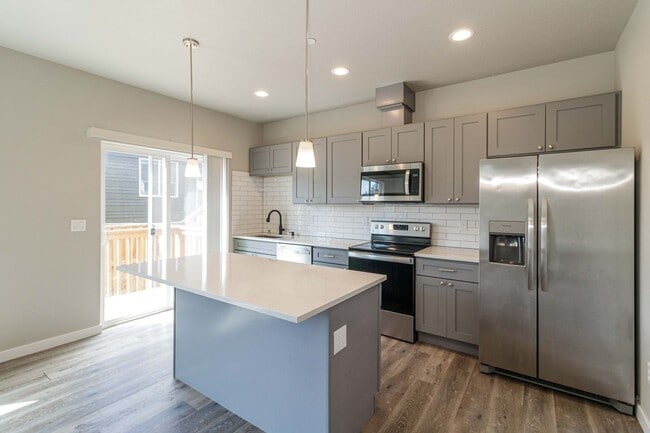 Building Photo - Move In Ready 3 Bedroom 2.5 Bathroom with ...