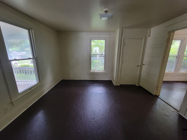 Building Photo - 3 Bedroom 1 Bathroom House