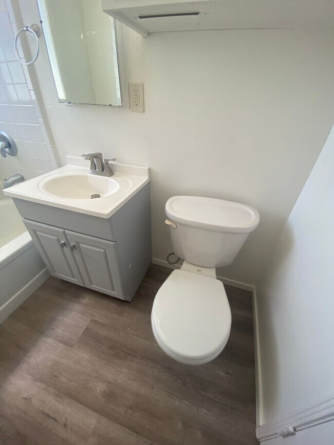 Building Photo - Upstairs 1 bedroom 1 bath unit with a one ...