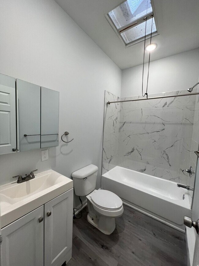 Building Photo - Remodeled Large 3bd/1 House with Rear yard!! Section 8 Welcome!!